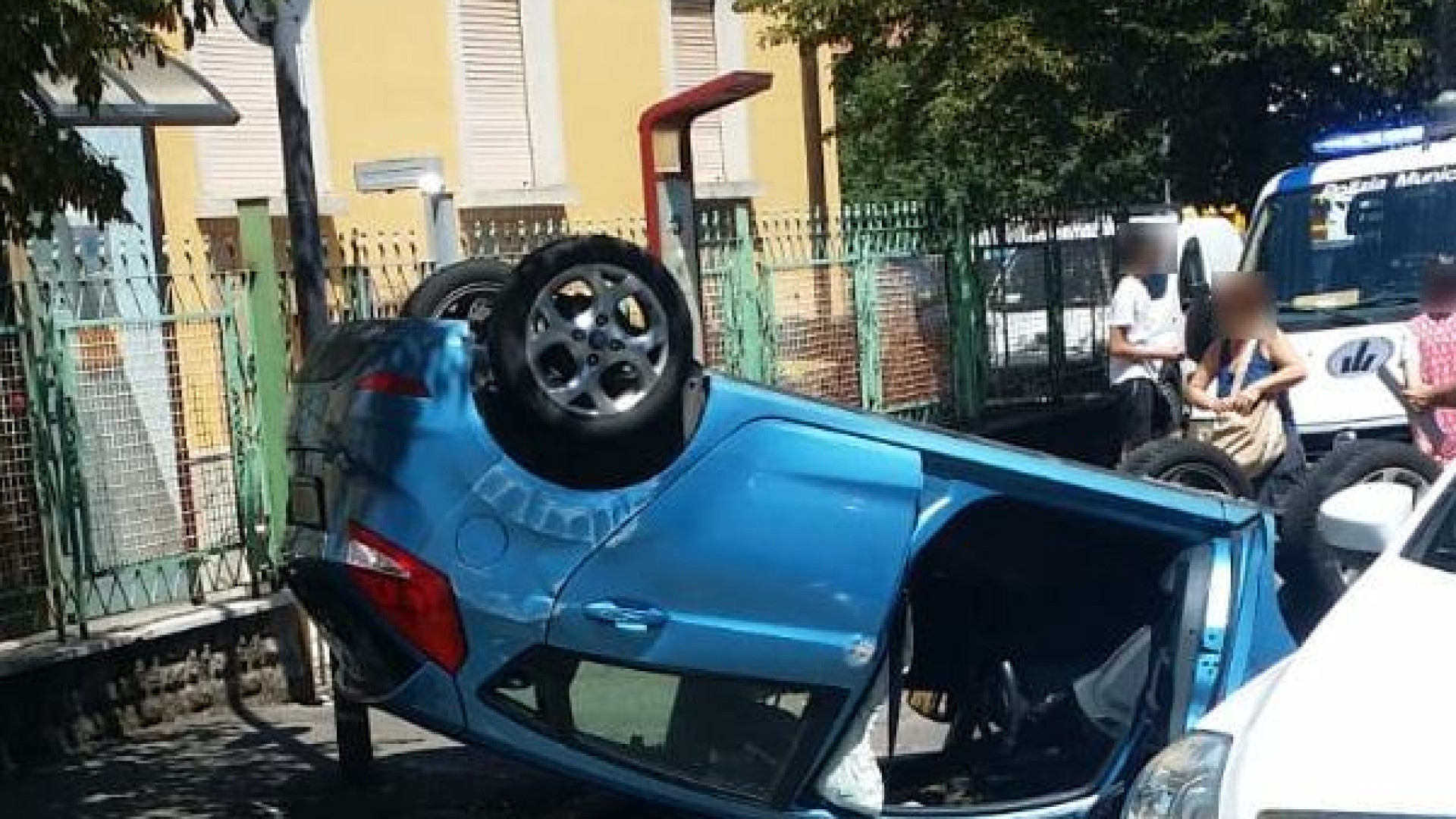 Scontro in via Montebello, auto si ribalta e finisce a ruote all'aria
