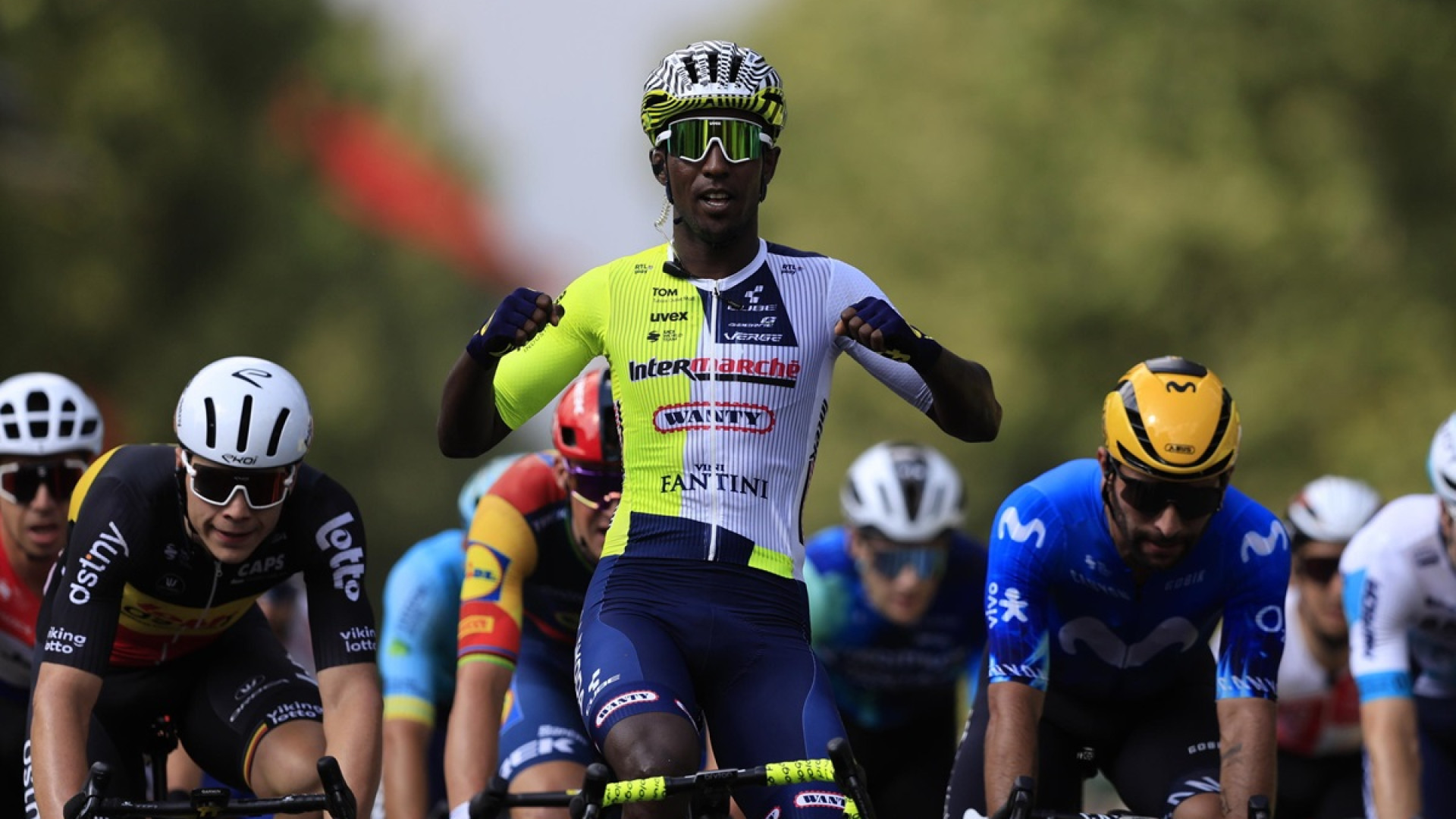 Tour de France, l'eritreo Girmay vince in volata la tappa Piacenza-Torino