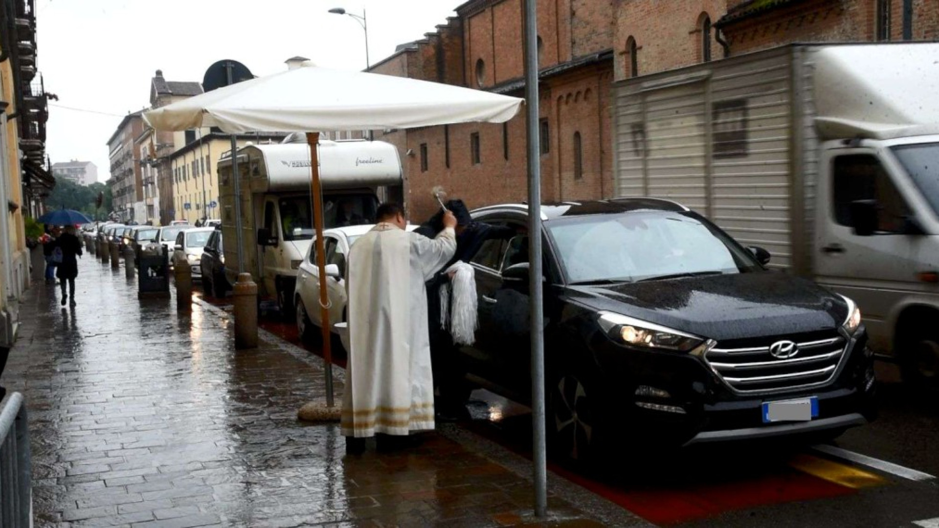 Oggi è santa Rita: benedizione di auto, veicoli, rose e biciclette
