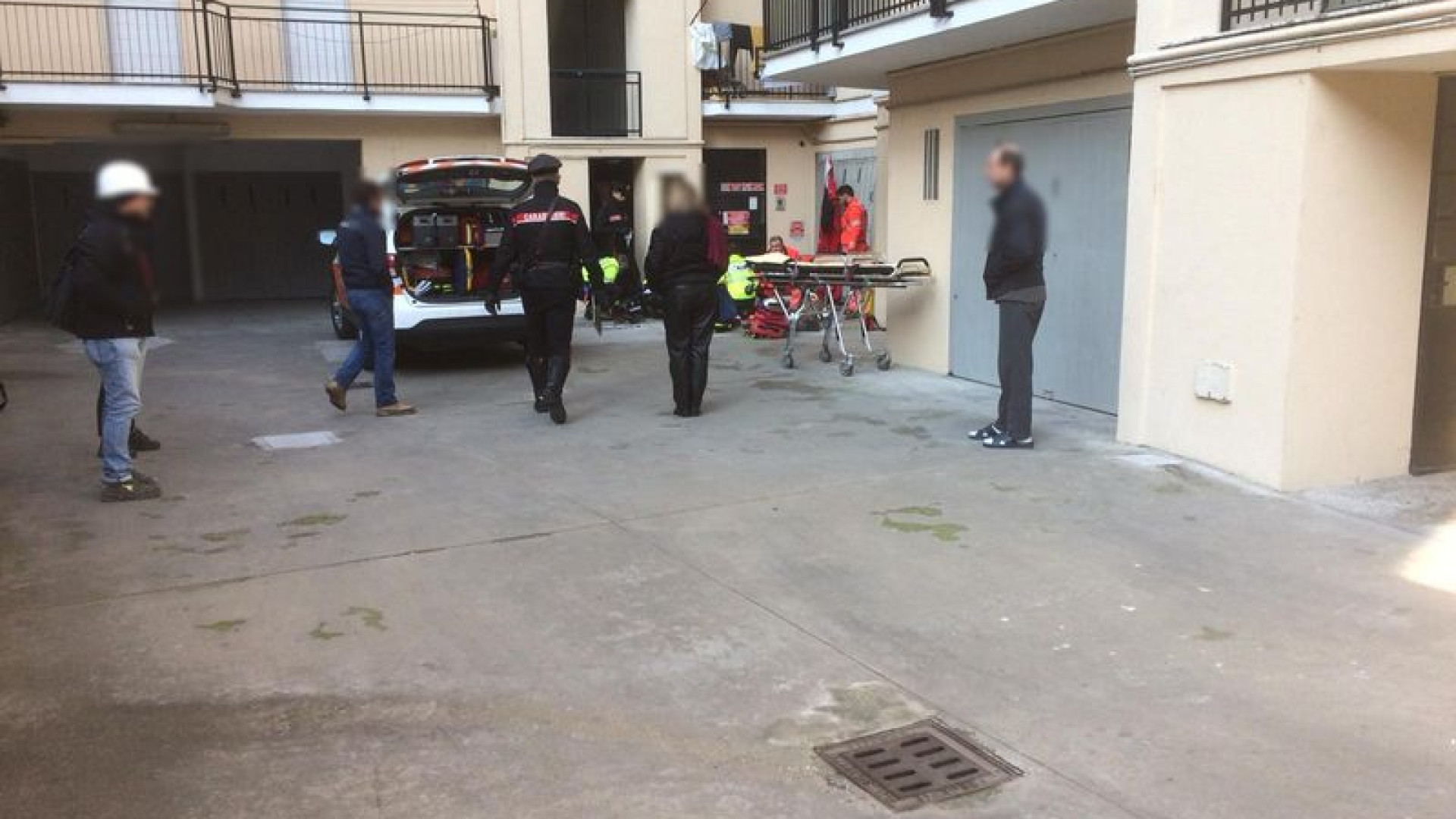 Cade dal terzo piano di un palazzo mentre monta una tenda: operaio perde la vita