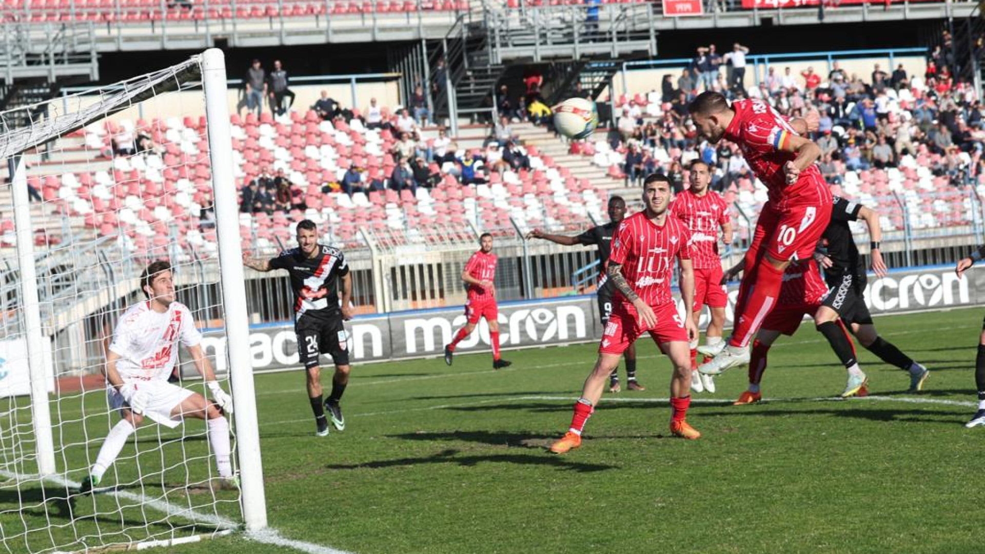 Ultimi ma ancora vivi: il Piace rifila 4 gol al Mantova e incendia il Garilli