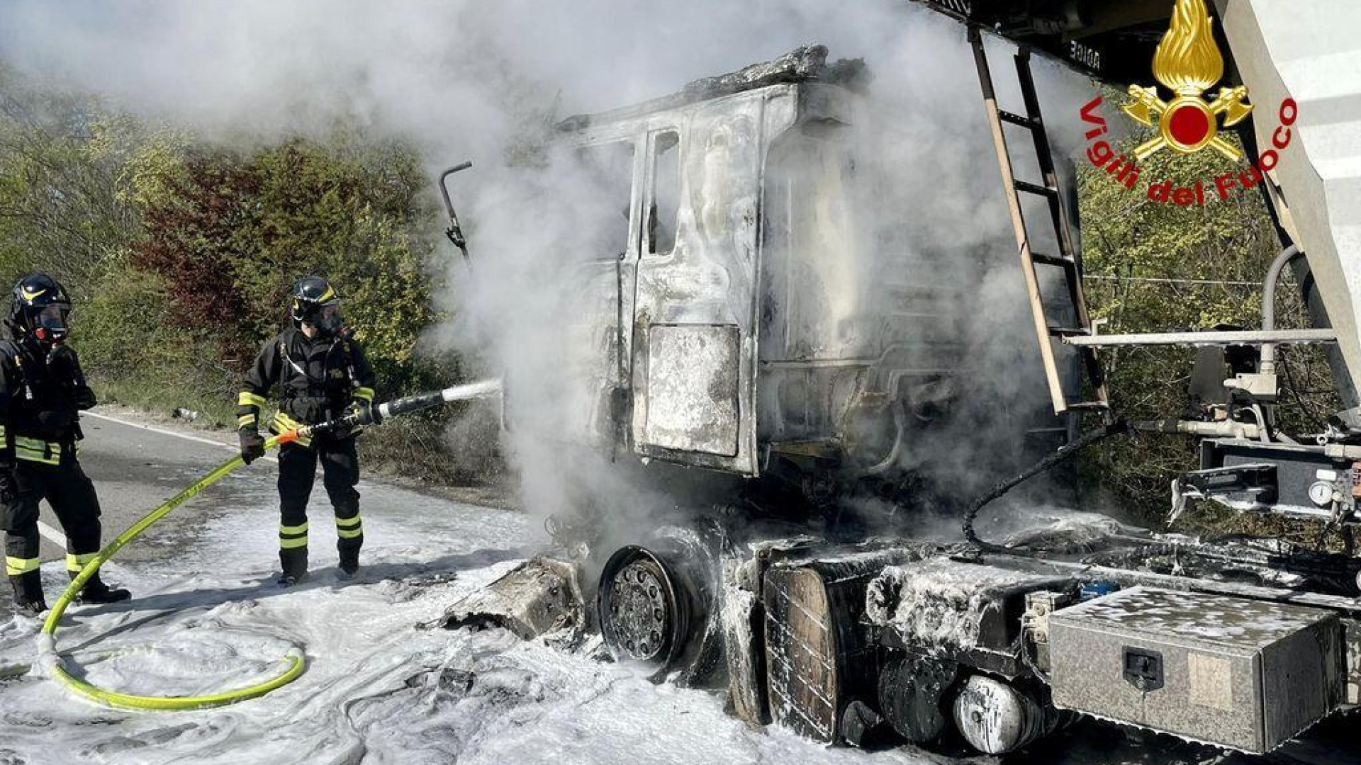 Camion in fiamme a Lugagnano. Intervento dei vigili del fuoco