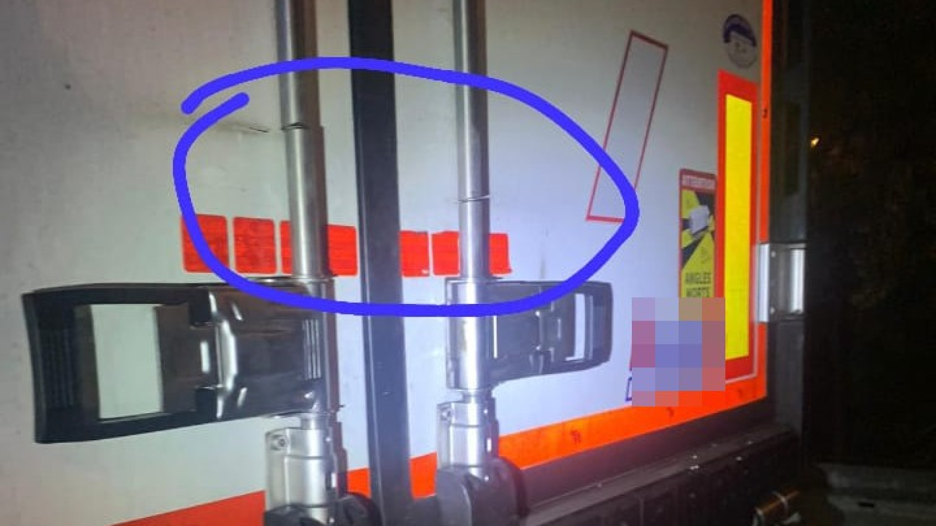 Con il flessibile tagliano la chiusura del rimorchio del tir. Scoperti: ladri in fuga