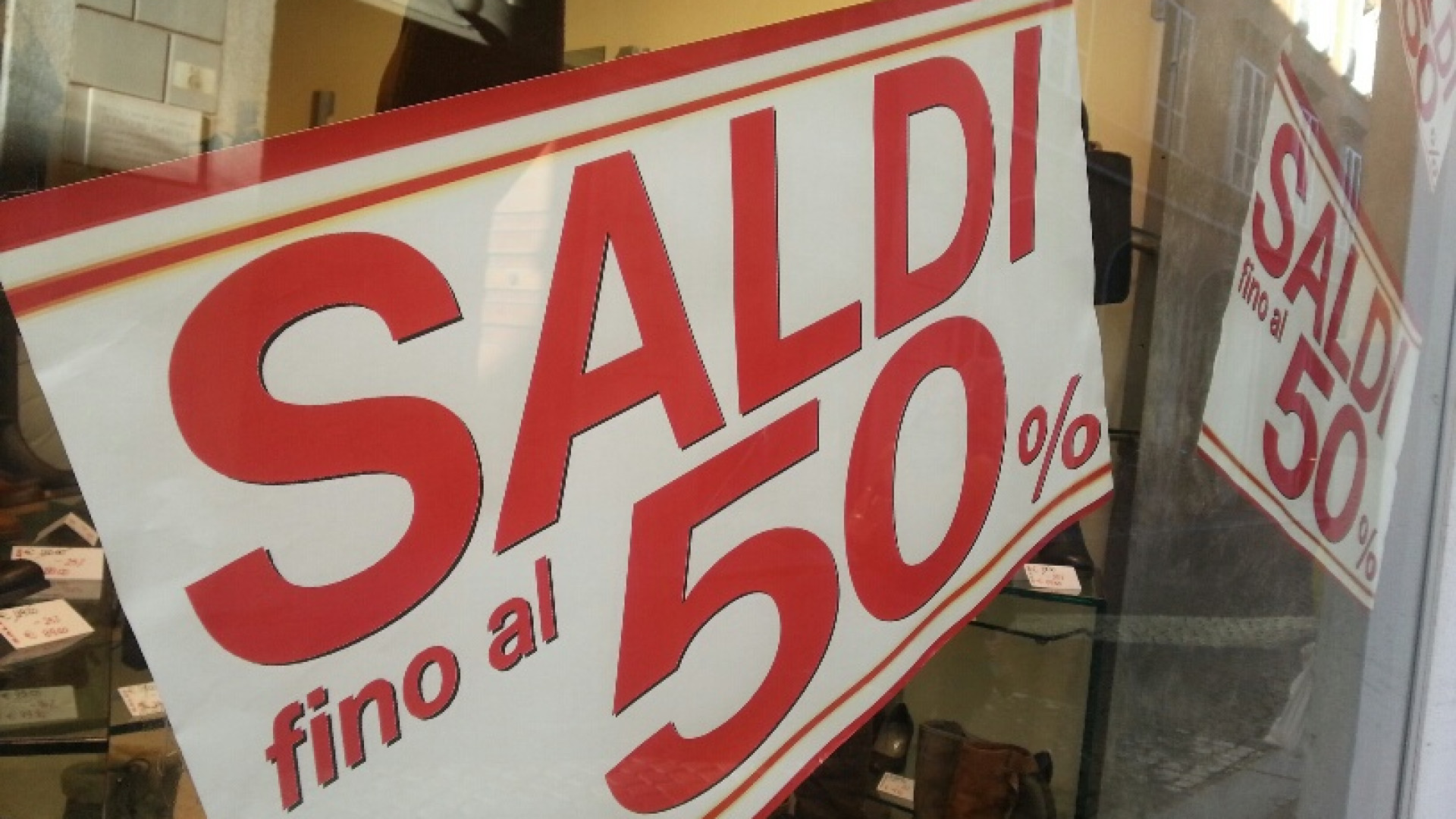 Partiti i saldi a Piacenza. Commercianti: speriamo di "risollevarci"