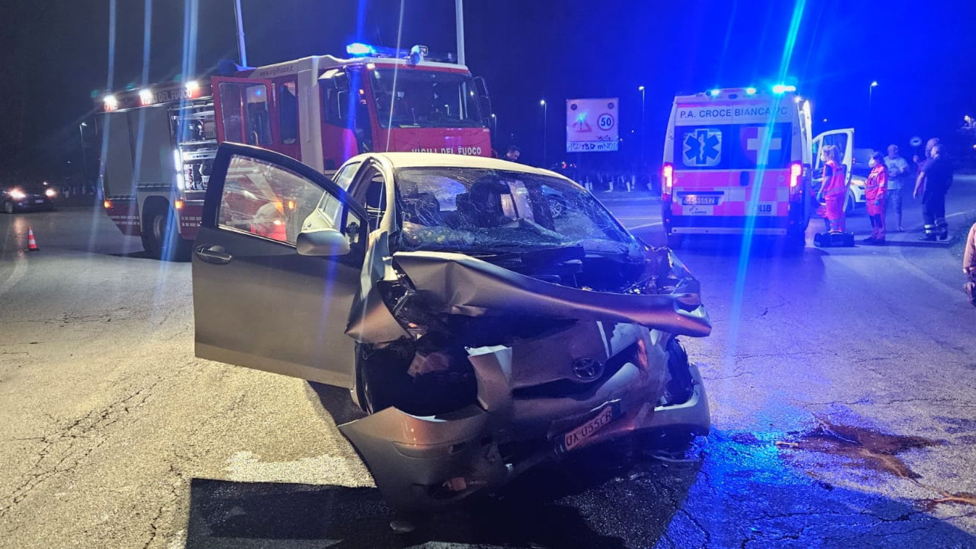 Frontale tra auto e camion a San Bonico: gravemente ferita una donna