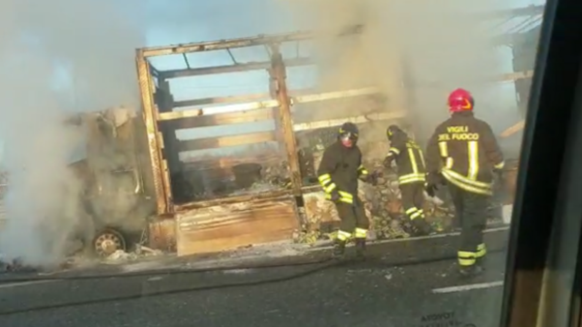 Camion in fiamme sulla A1: incendio domato, traffico rallentato VIDEO