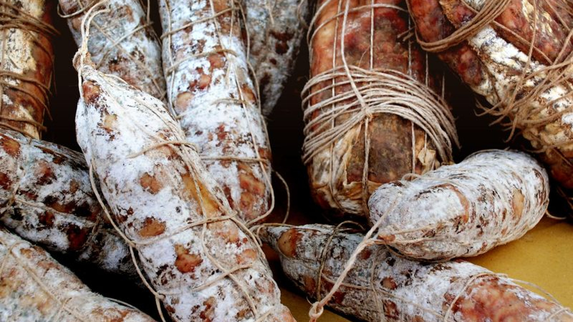 Etichettatura irregolare: sequestrati 3.400 chili di salumi nel Piacentino