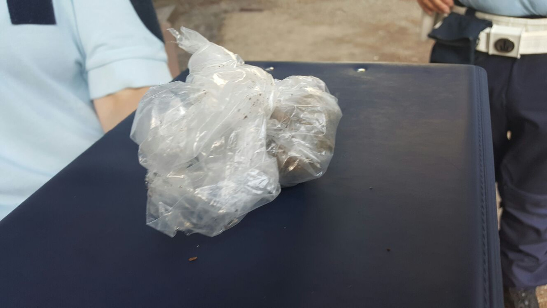 Controlli della Municipale in bar e negozi, sequestrato un etto di droga