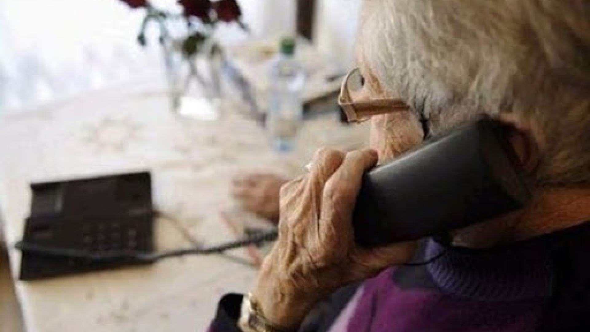 “Sua figlia ha causato un incidente e servono soldi”, |ma l’anziana non ci casca