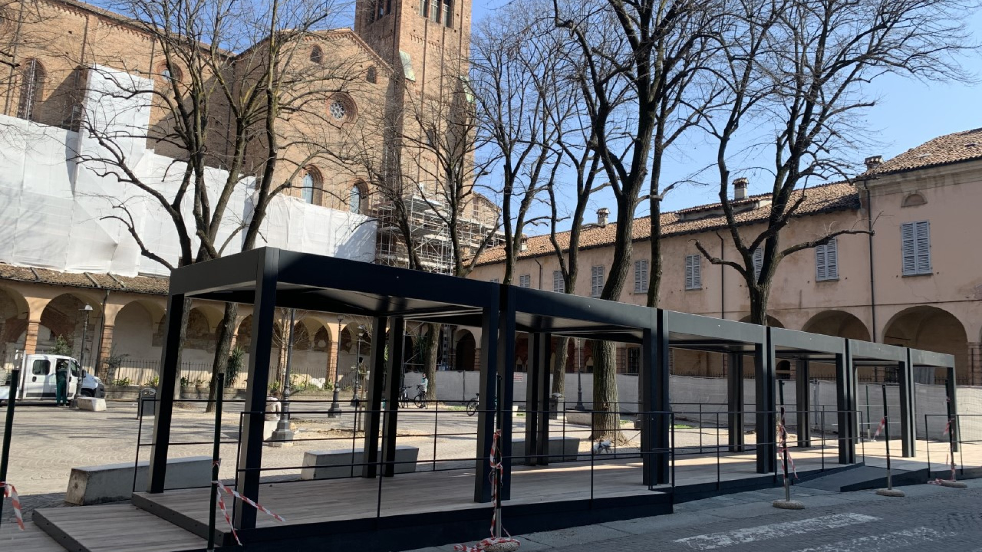 "Rimuovere il dehors di piazzale Plebiscito": depositate 518 firme