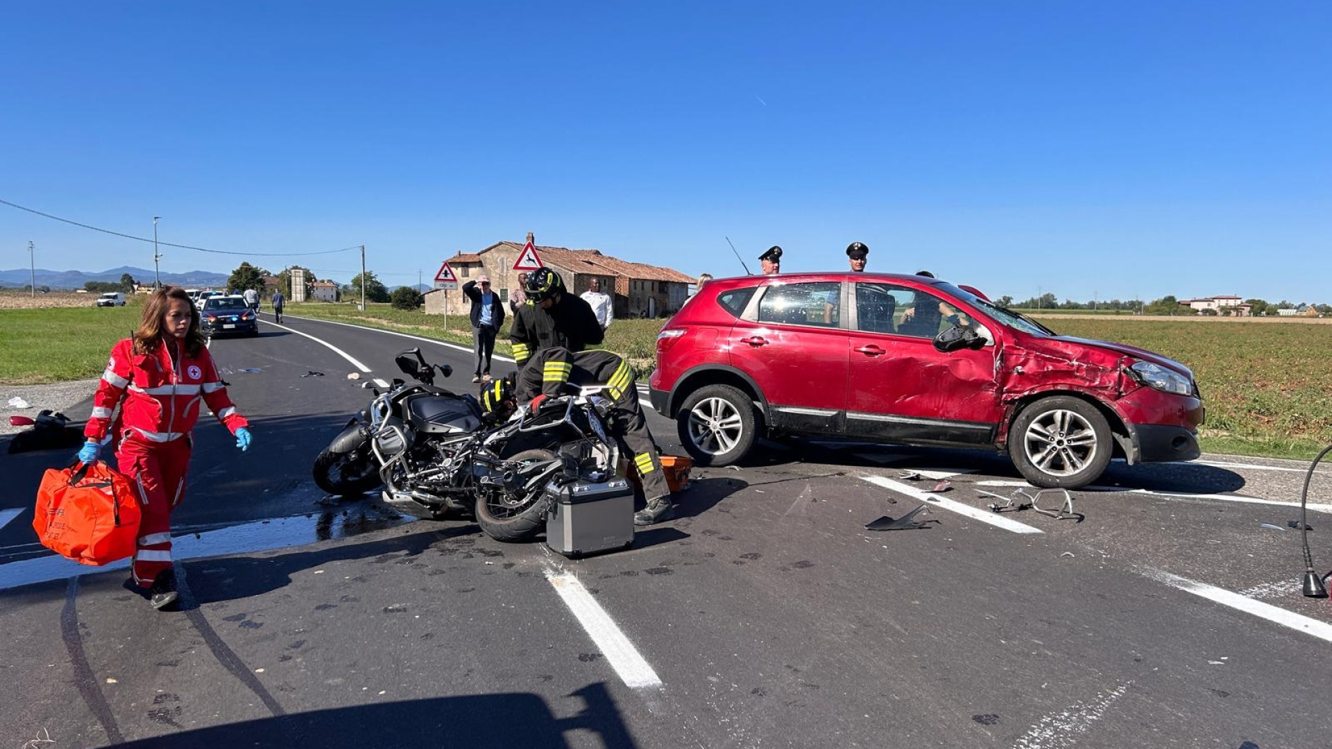 Sbalzati dalla moto dopo l’incidente: uomo e donna in condizioni molto gravi