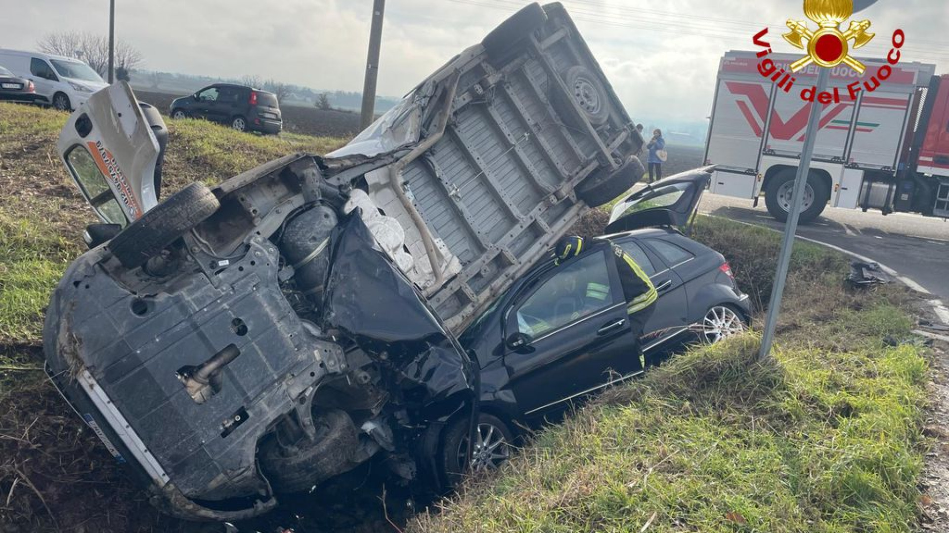 Scontro tra auto e furgone a Niviano: entrambi i mezzi finiscono fuori strada