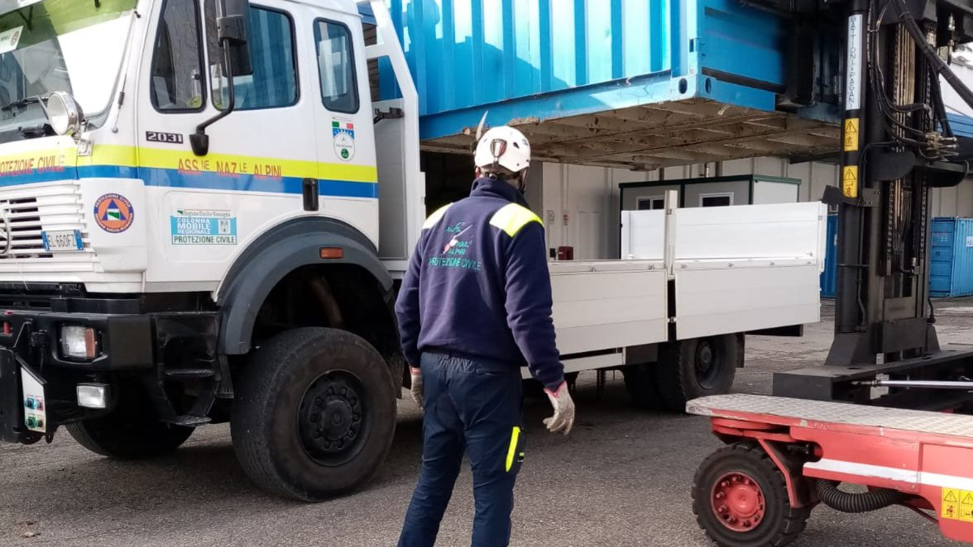 Protezione civile alpini, da Piacenza brande e tende per l'Albania