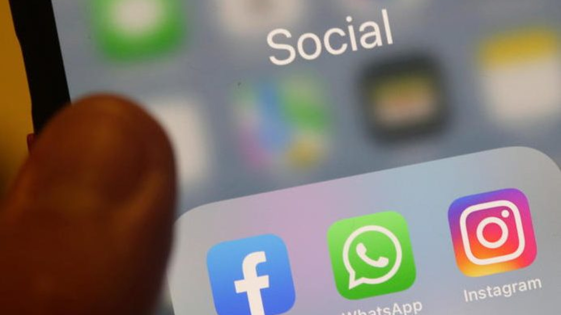 "Una vita da social": vittime di violenza e ossessionati dai like, è allarme tra i giovani