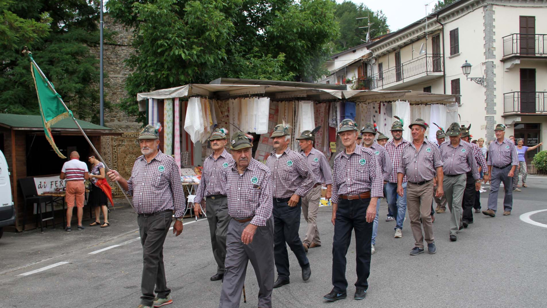 Fiera di San Giovanni, premiato l'alpino Antonio Barbieri di 97 anni
