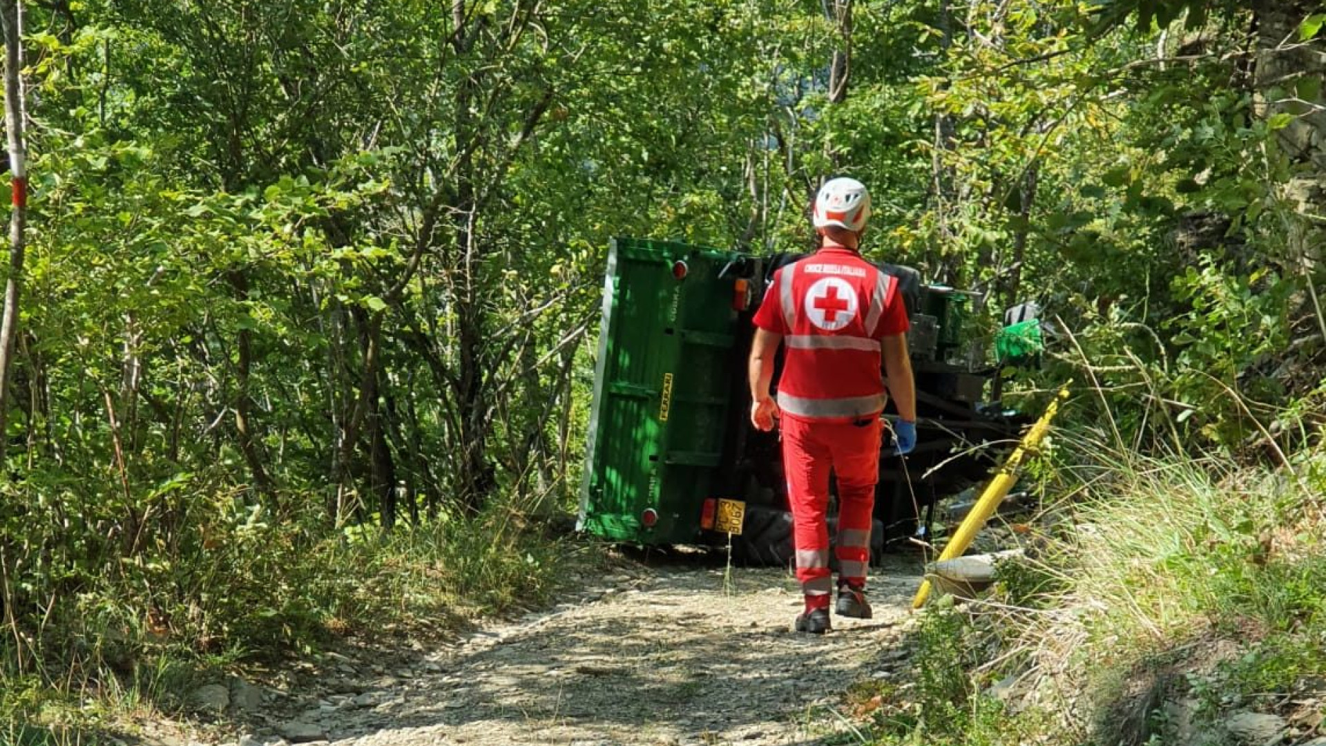 Tragedia a Casella di Ferriere, 68enne si ribalta con il trattore e muore