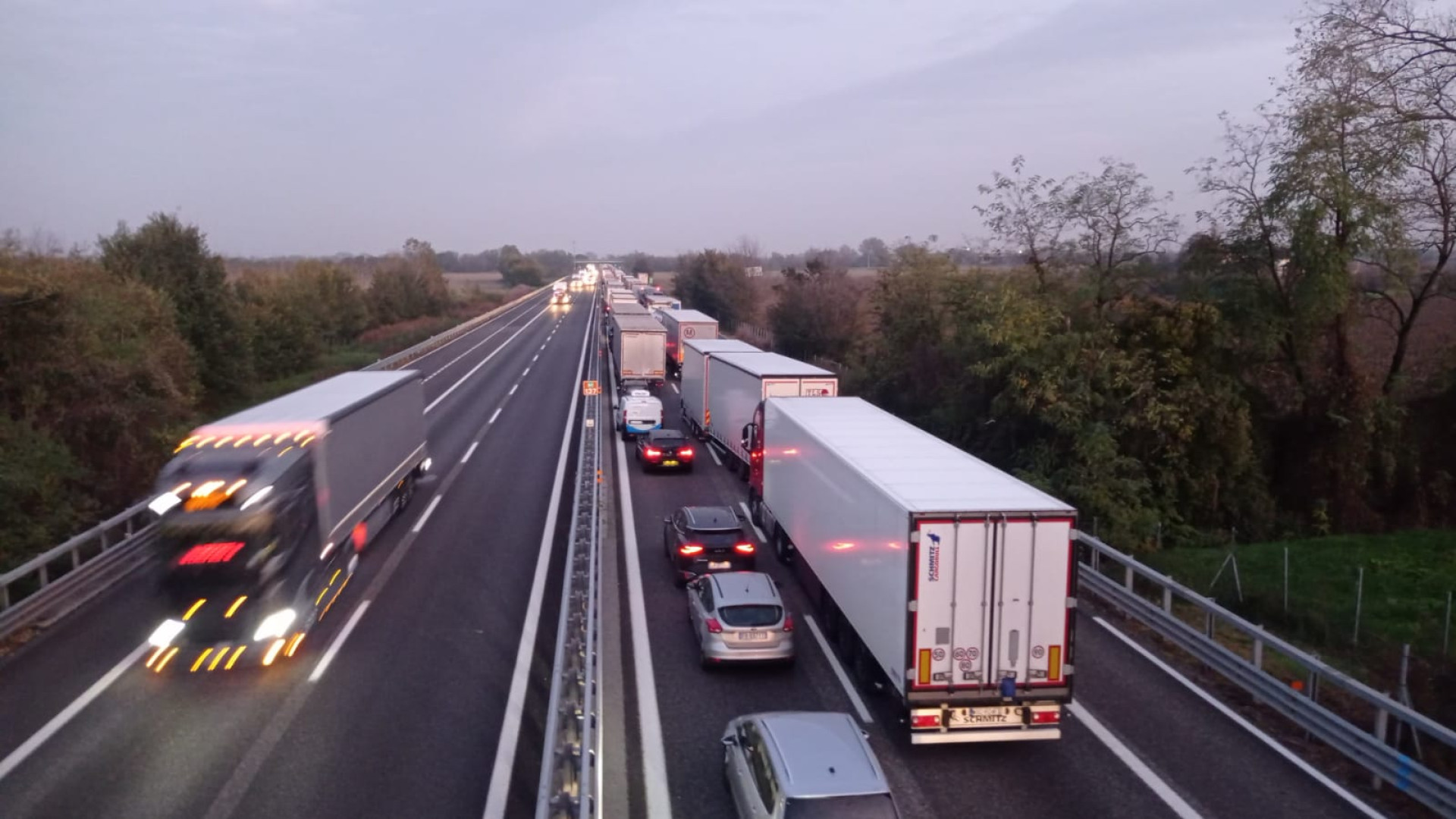 Scontro fra camion in A21 tra Castello e Piacenza Ovest: traffico bloccato