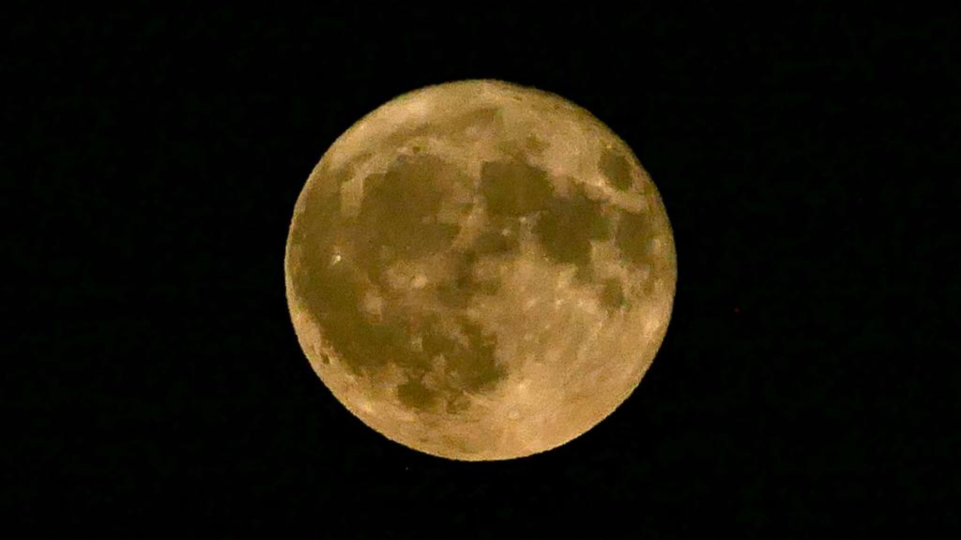 Notte di Superluna blu: il momento più spettacolare è il tramonto del sole o l'alba