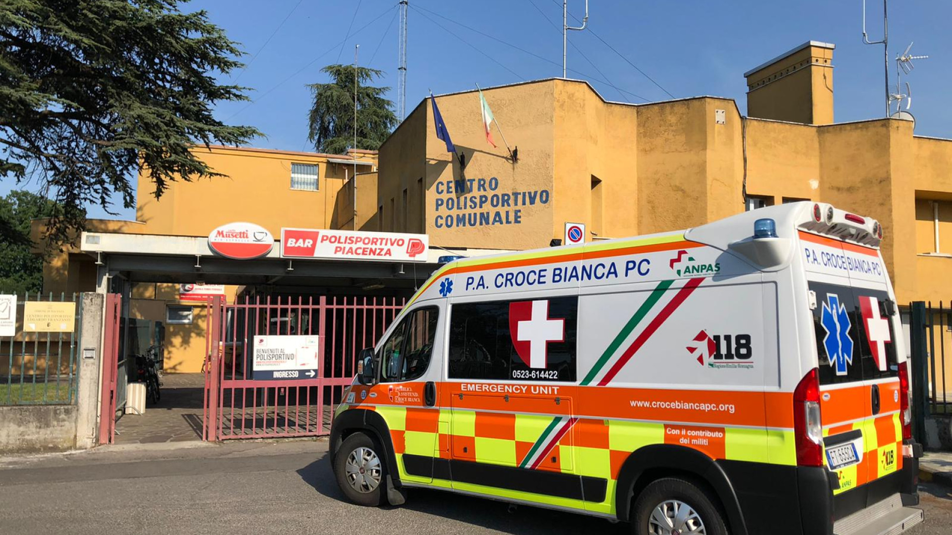 Polisportivo: cade in vasca per un malore e rischia di annegare, è grave