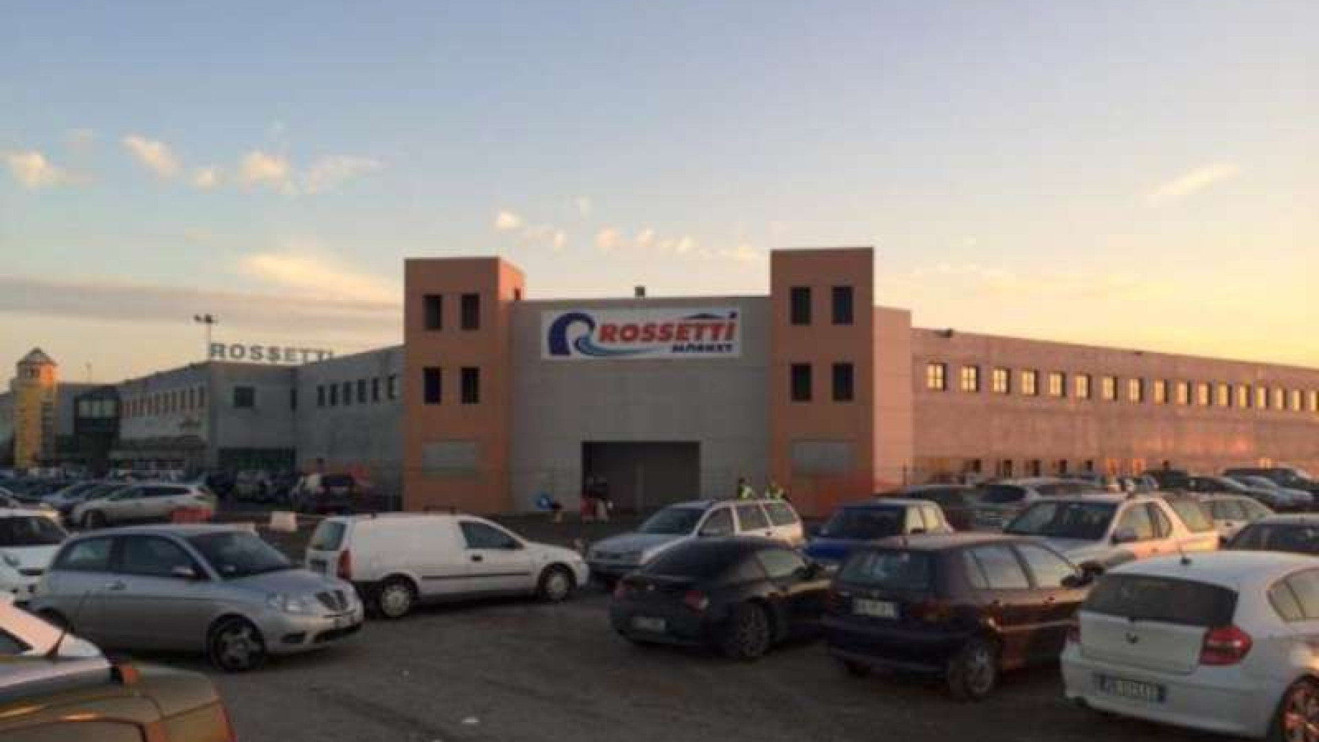 Auto-ariete per sfondare la vetrina, colpo da Rossetti Market