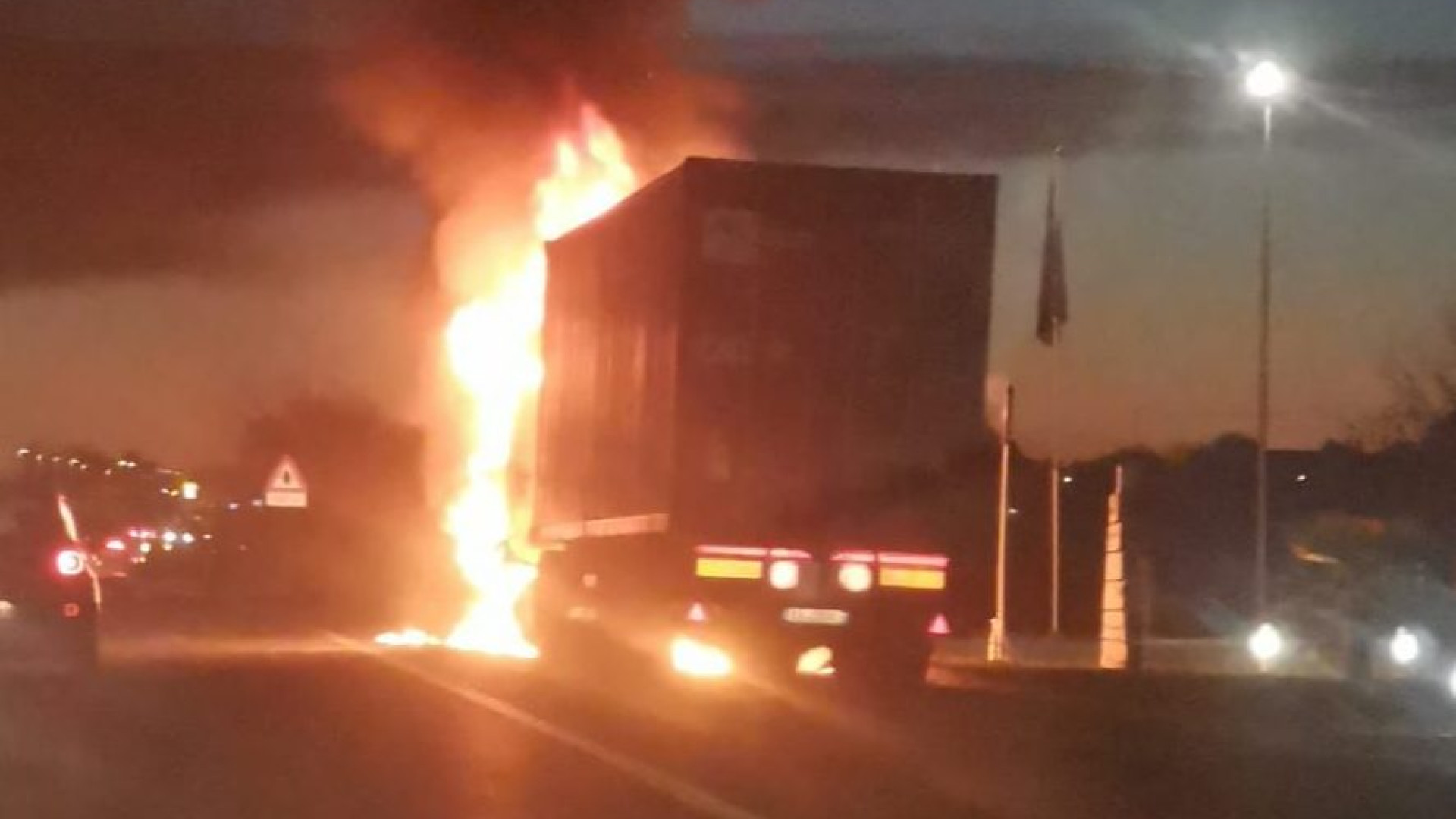 San Nicolò, camion in fiamme lungo la via Emilia. Traffico in tilt