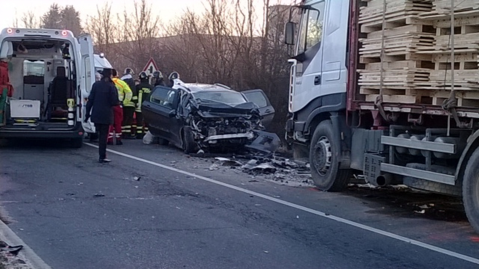 Frontale tra auto e camion a Borgonovo: 49enne perde la vita