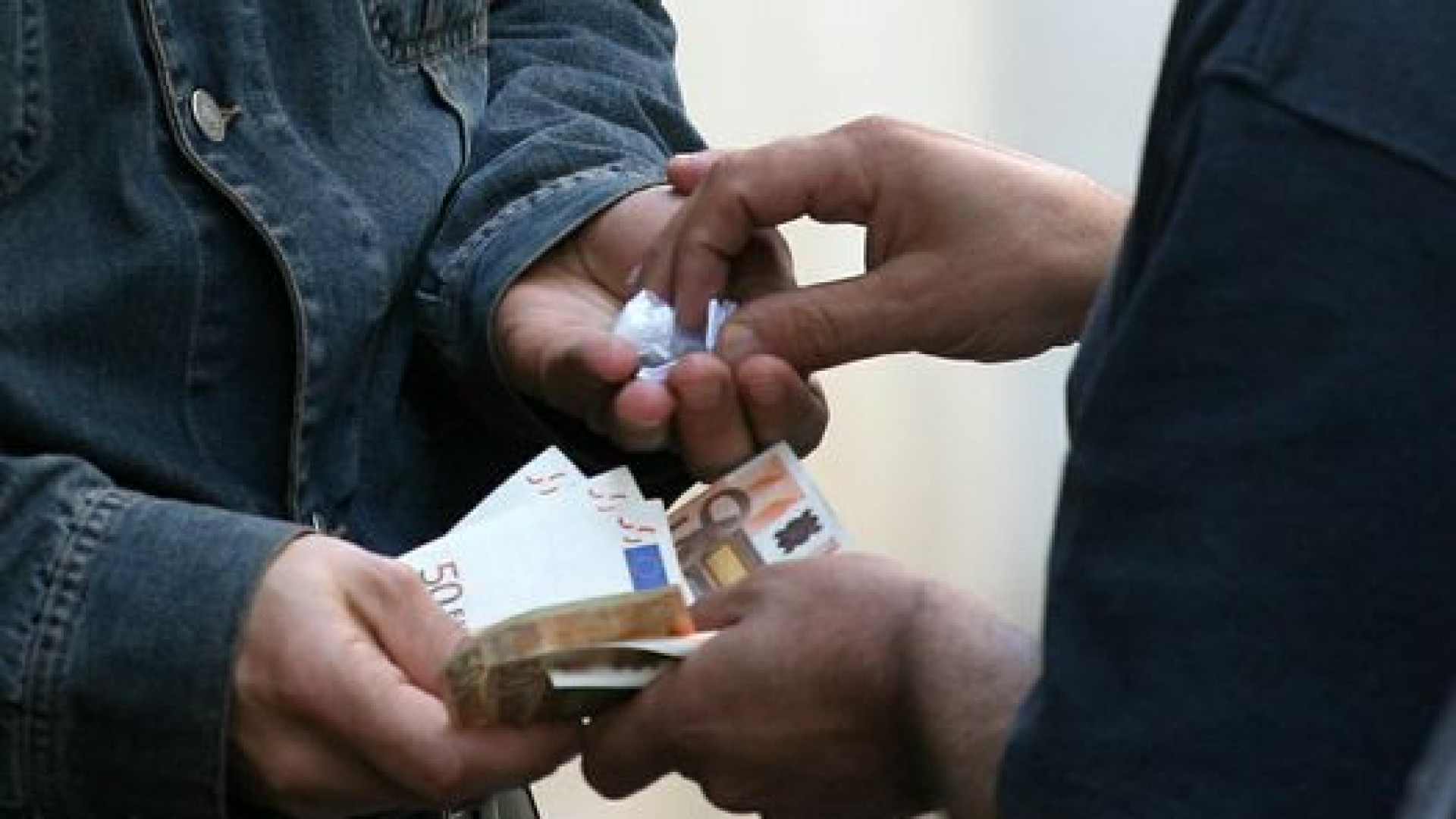 Vede i carabinieri e scappa, viene braccato e trovato con 50 grammi di hashish