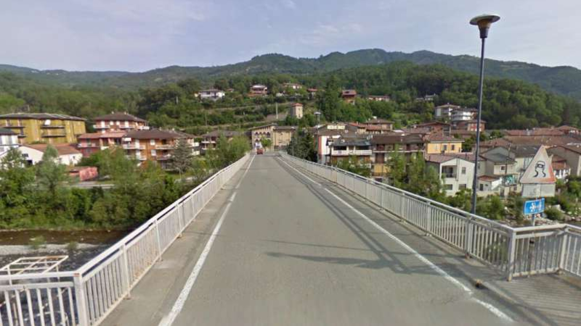 Cadde in bici sul ponte di Farini, chiede 154mila euro di risarcimento