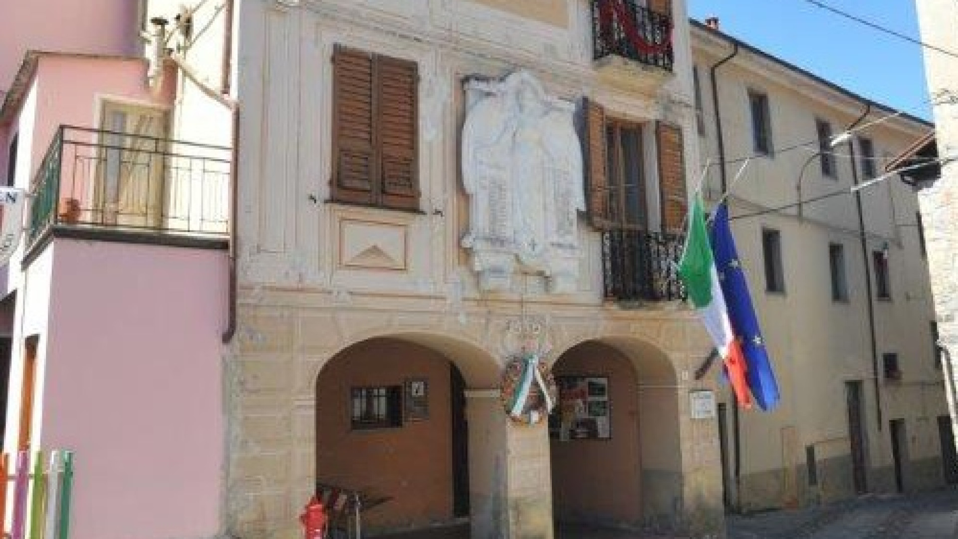 Iniziativa shock in consiglio a Ottone. Beccia: "Togliamo la residenza a uomini violenti"
