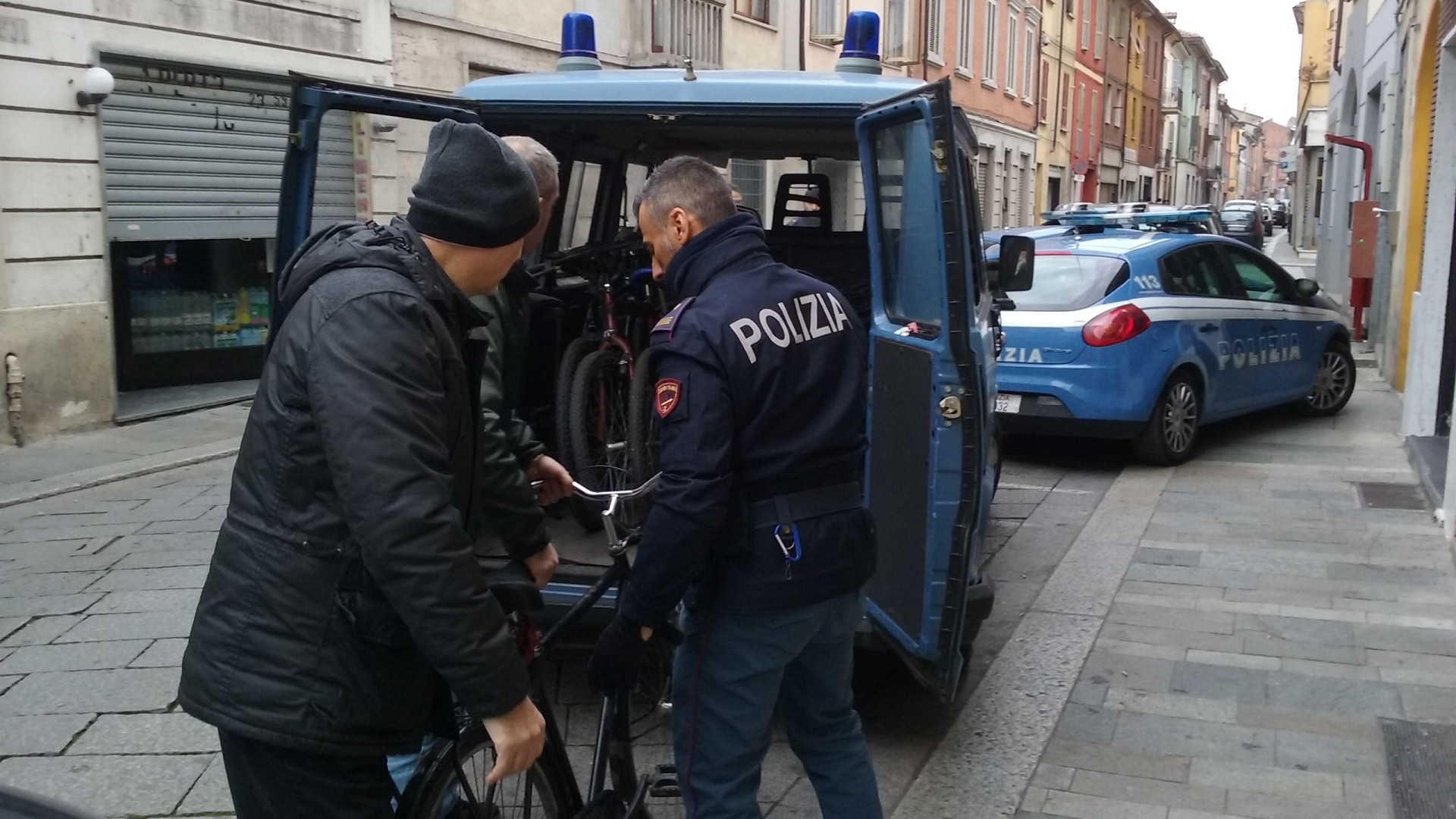 Via Roma, polizia scopre un covo di 100 bici rubate in un sottoscala