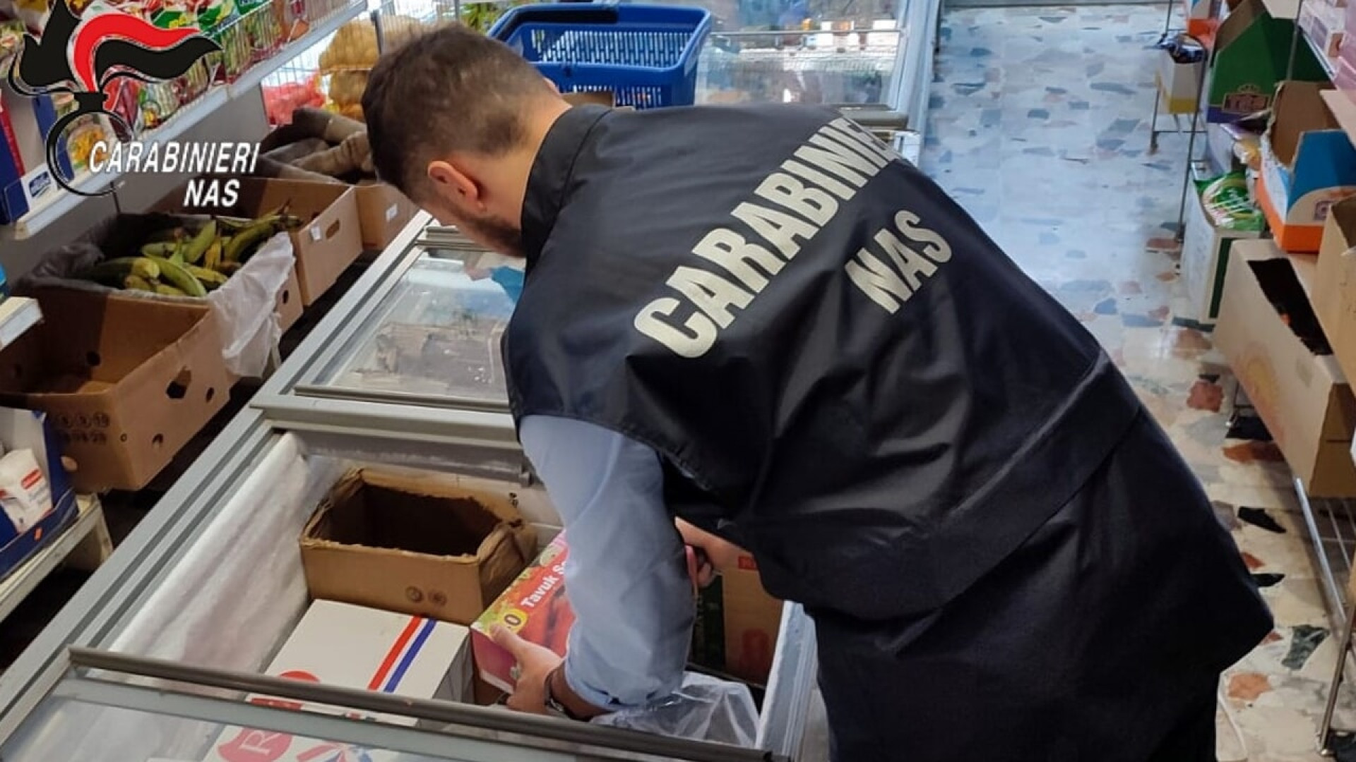 Carne e pesce scaduti in vendita, sequestrati 30 chili di alimenti in un market