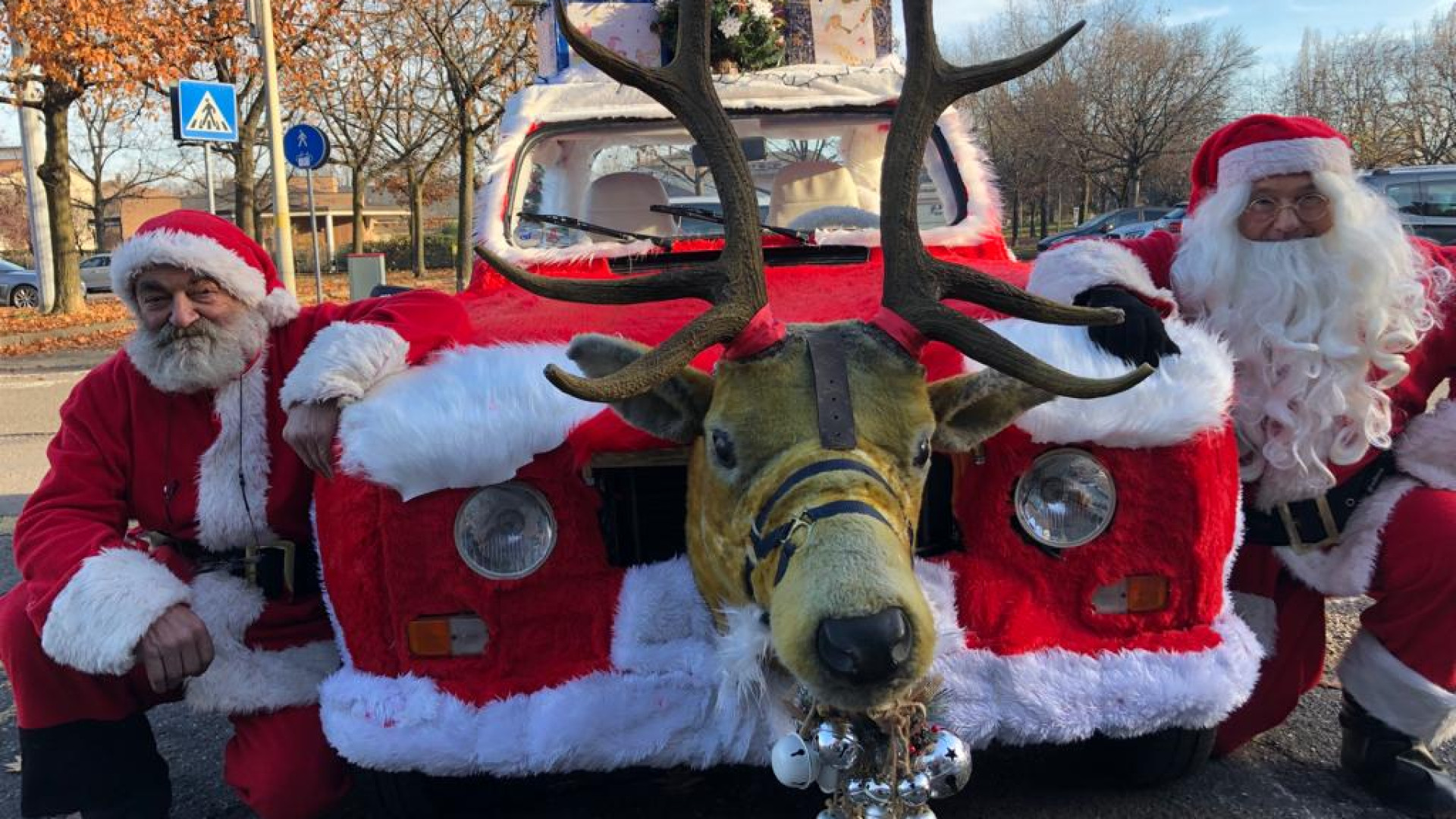 In città torna l'autoslitta di Babbo Natale. Sul tettuccio le letterine scritte dai bambini