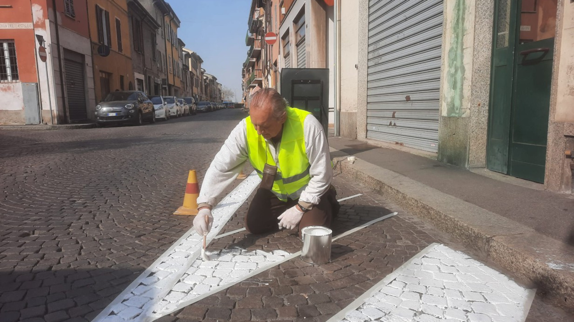 "Sei mesi per avere le strisce di divieto di sosta", anziano le realizza da solo in via Taverna