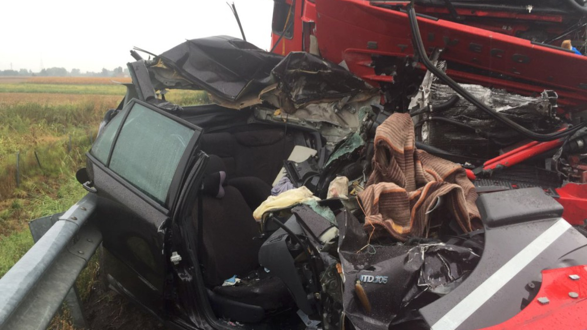 Scontro in A21 tra Castello e Stradella, auto stritolata tra due camion. Cinque feriti