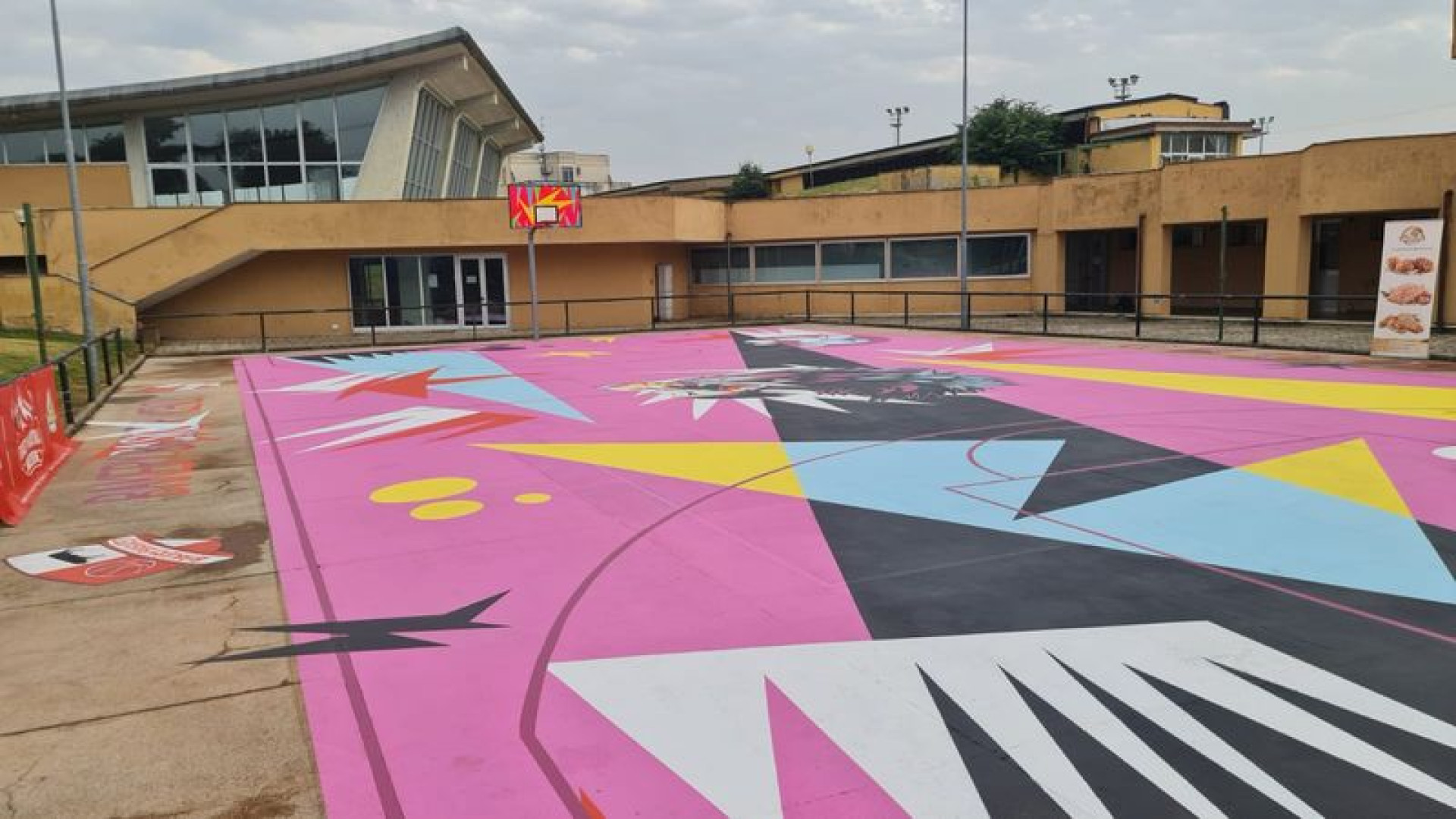 Campo da basket coloratissimo: 270 piccoli cestisti al taglio del nastro