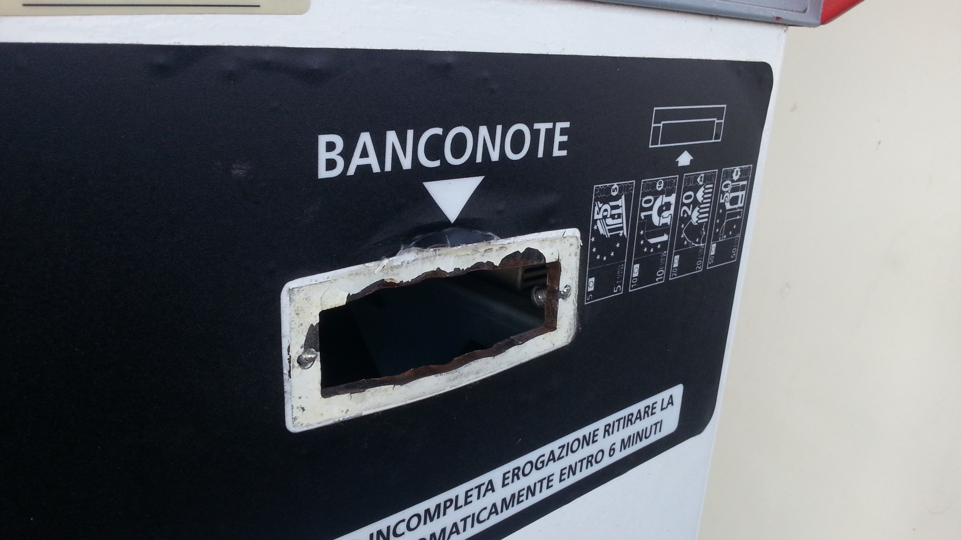 Via Einaudi, colpo notturno in un distributore di carburante