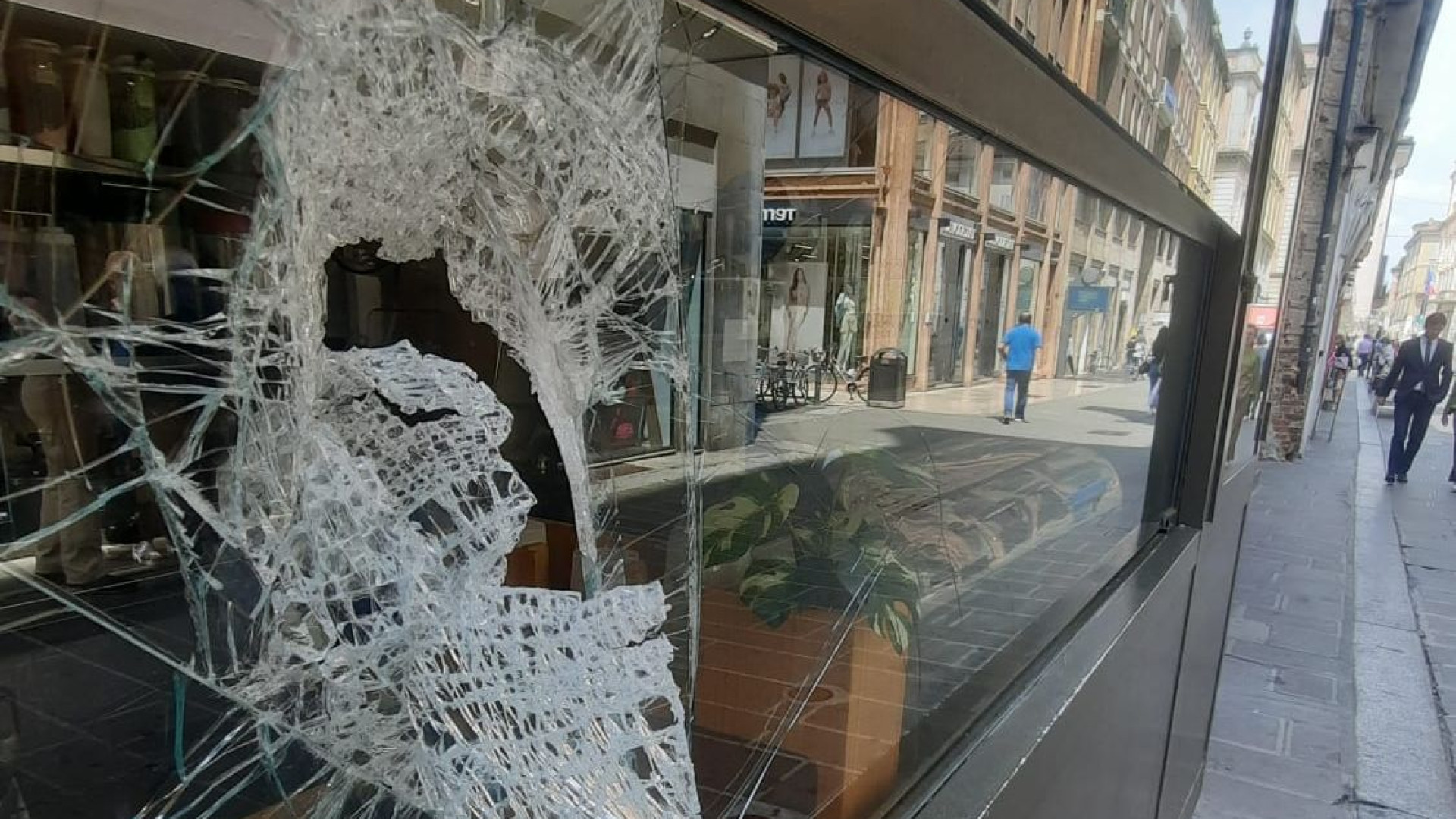 Via XX Settembre, sfondano la vetrina per rubare: bottino magro, danno ingente