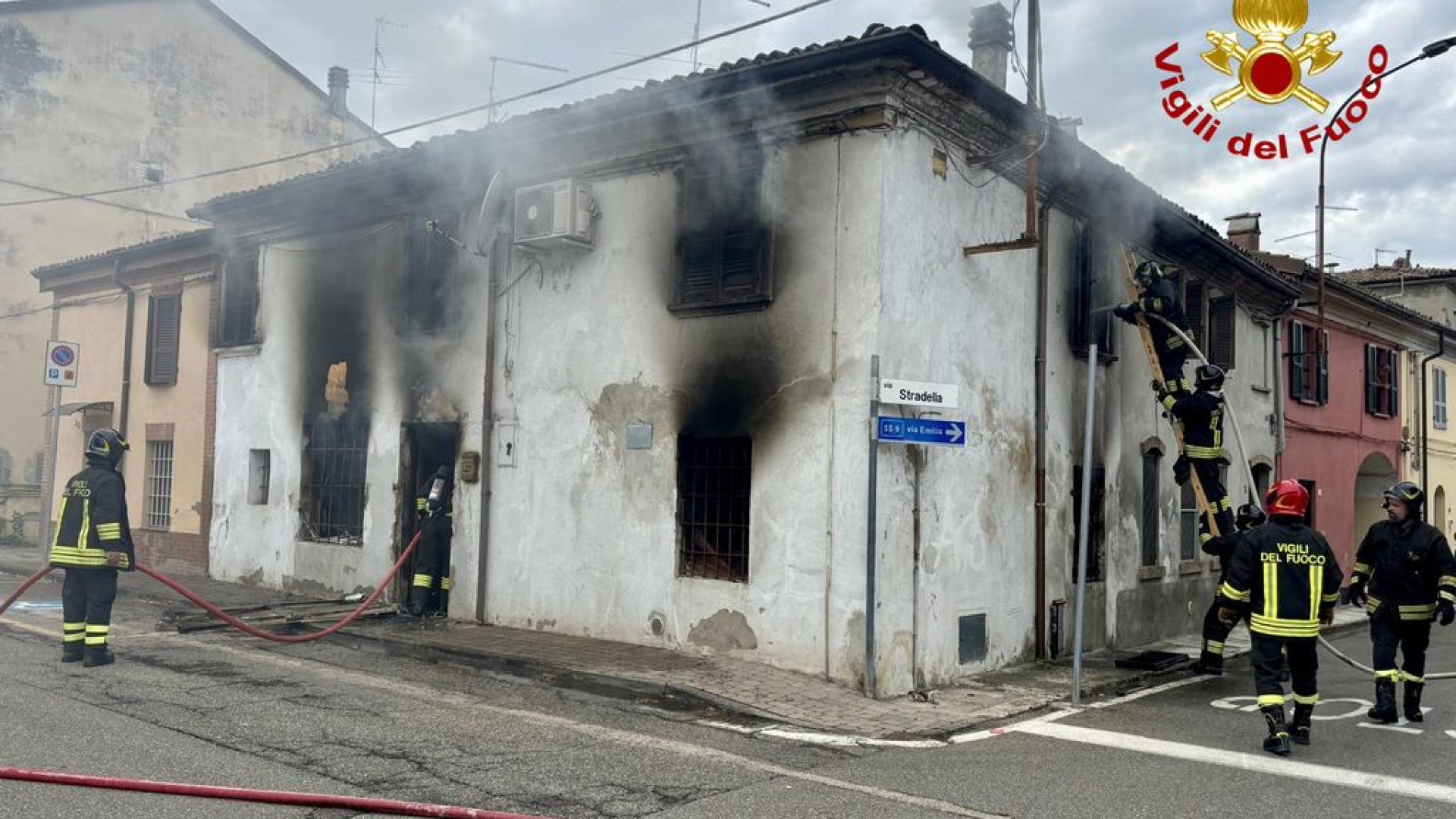Incendio a Pontenure, casa avvolta dalle fiamme. Intervento dei vigili del fuoco