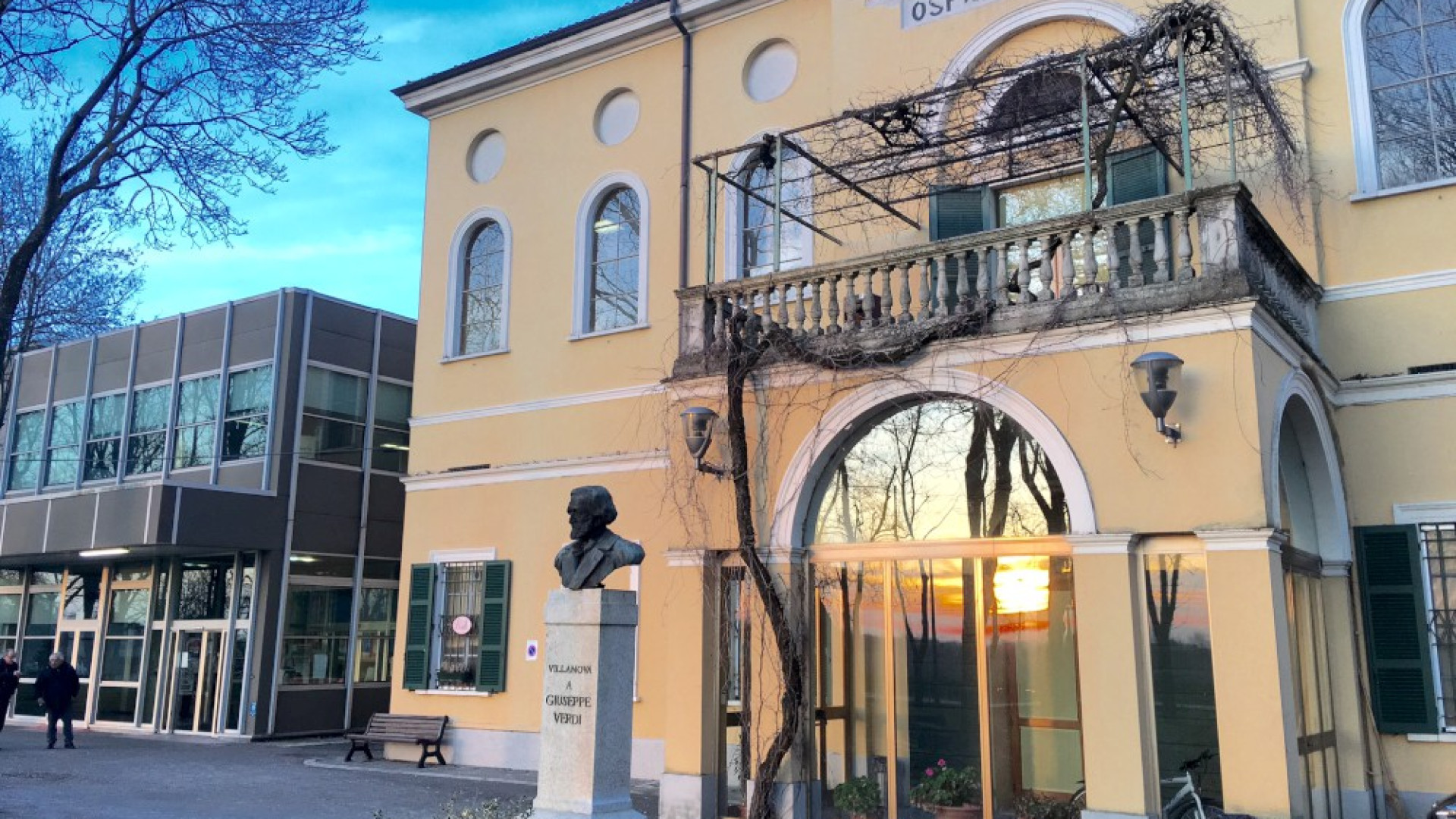 Sfregiato il nome di Giuseppe Verdi a Villanova, il sindaco: "Denunceremo"