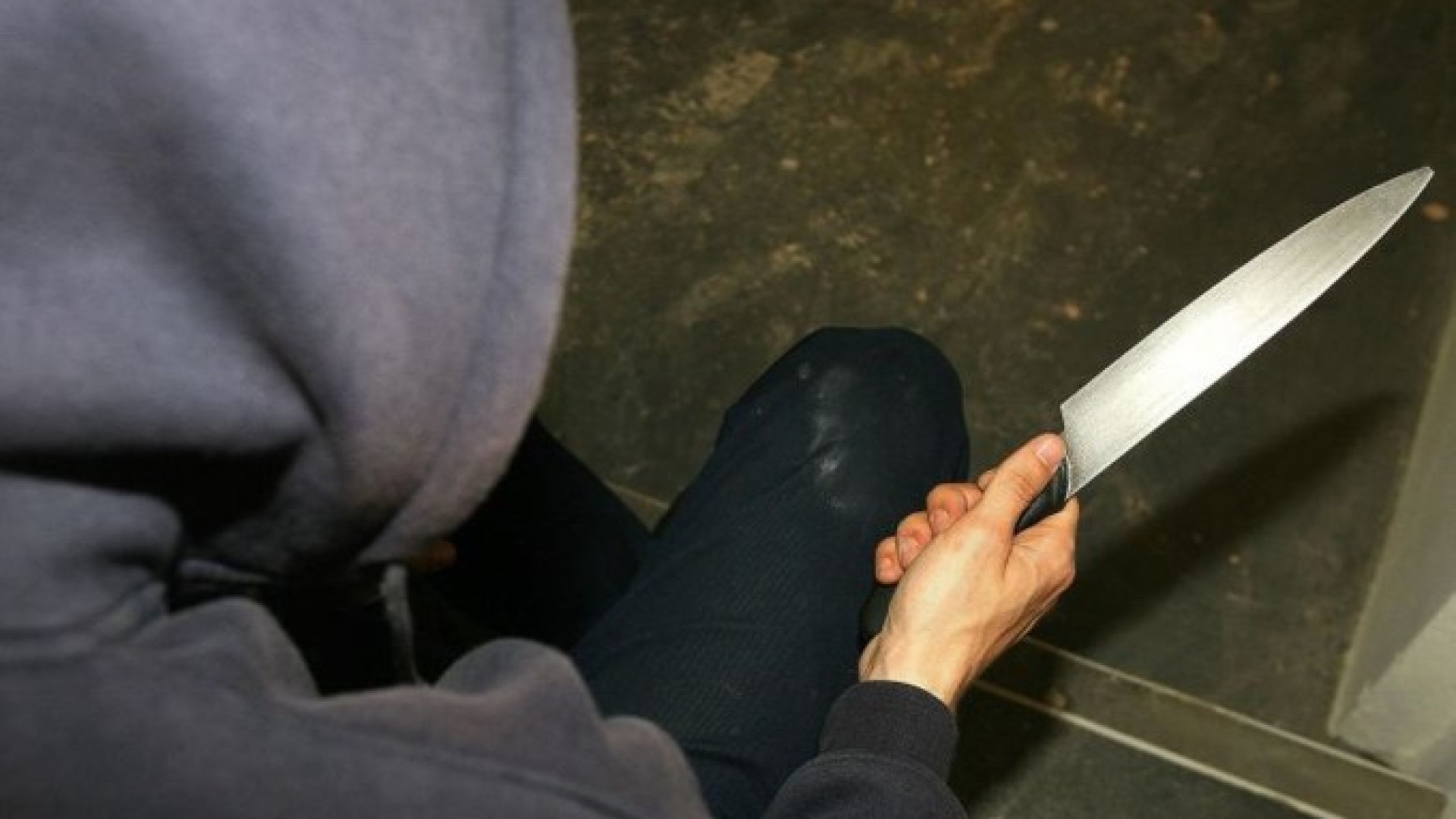 Tentativo di furto in appartamento: minacciato con il coltello dai ladri