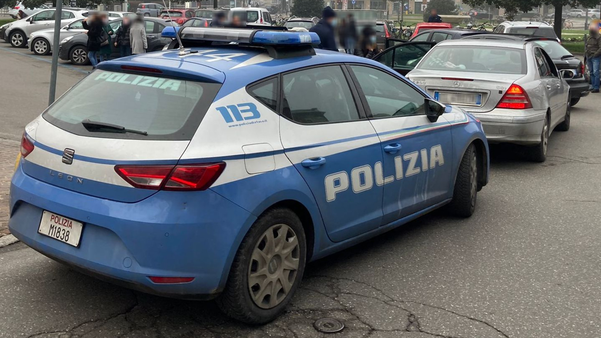 Controlli a piazzale Marconi: una pattuglia ferma due nomadi, scattano i  fogli di via
