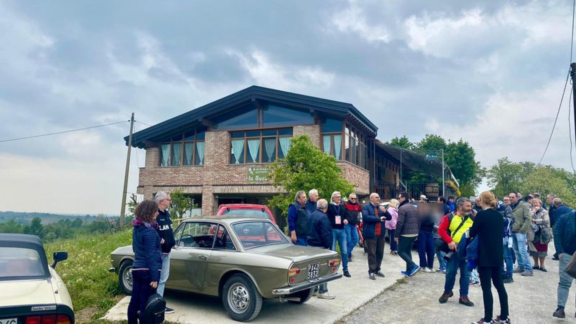 Auto e moto d'epoca sfilano a Castell'Arquato alla scoperta di paesaggi mozzafiato