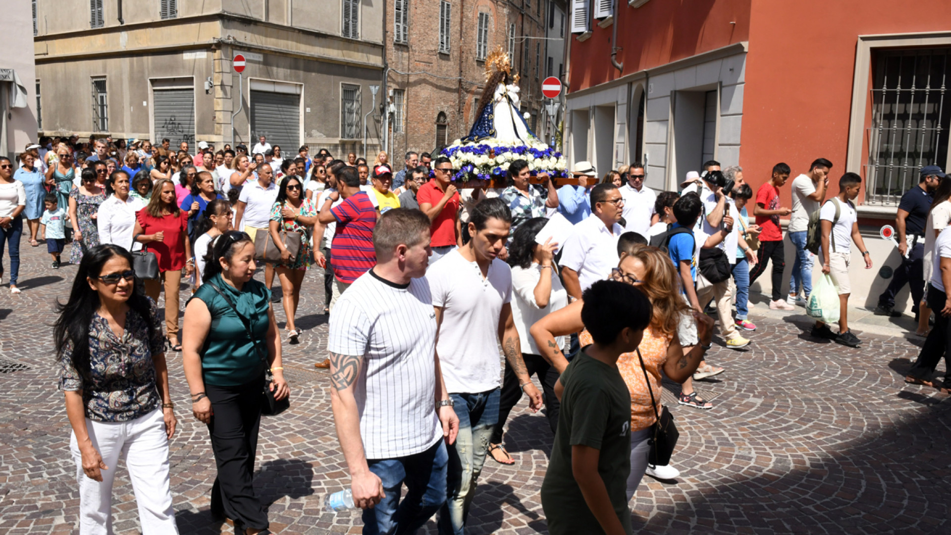 Processione in centro, gli ecuadoriani di Piacenza festeggiano la Vergine