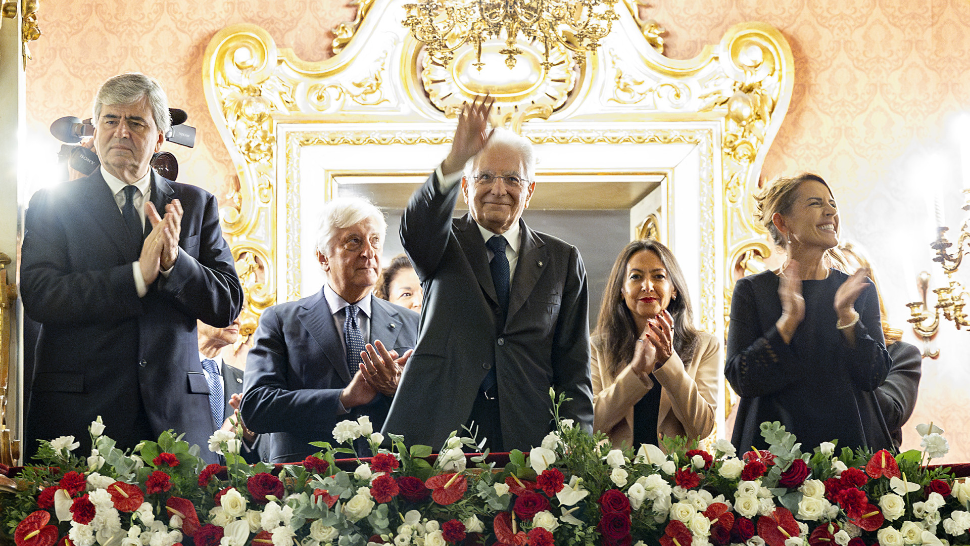 Gli applausi del Municipale per Mattarella: "La sua presenza un regalo speciale"