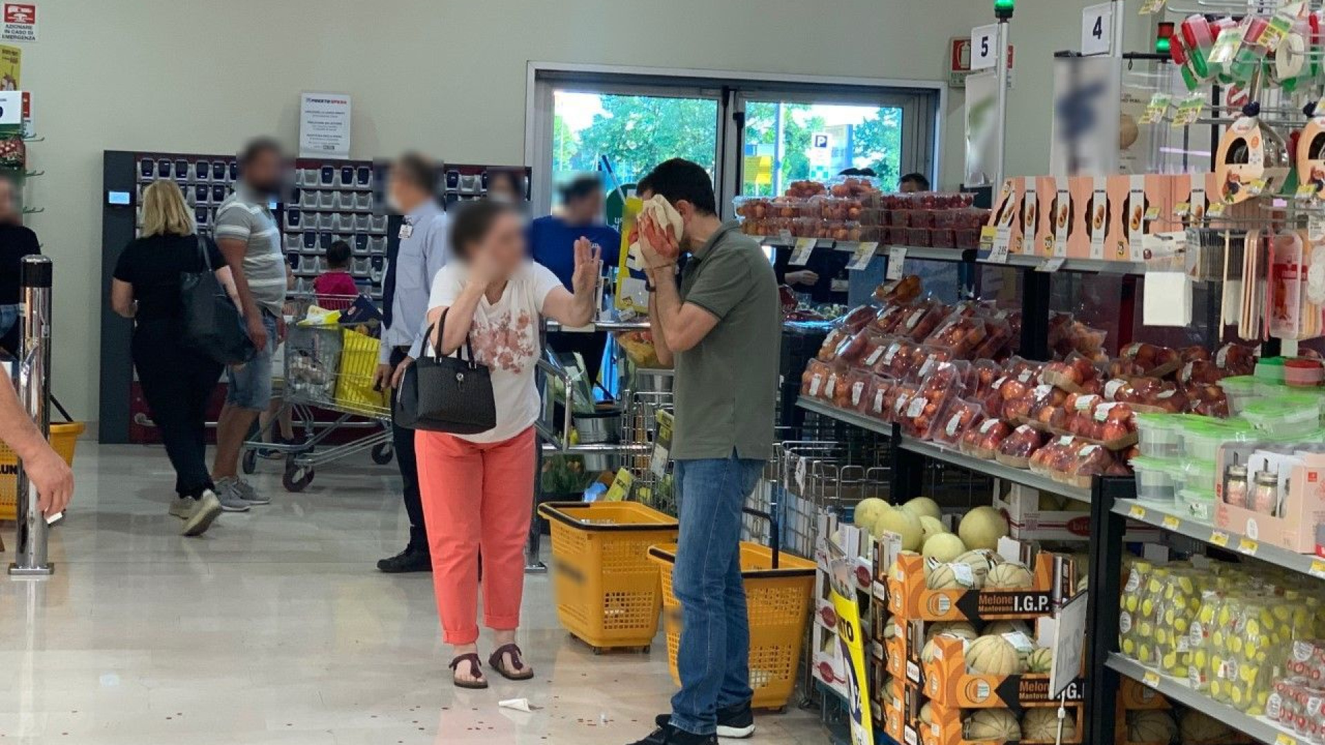 Lite al supermercato: spintoni, schiaffi e un ferito tra l'incredulità dei clienti