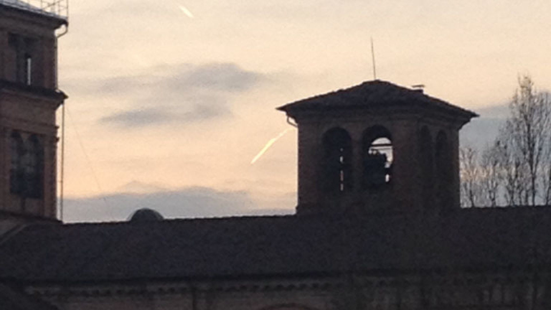 Una lettrice segnala strane scie luminose sul cielo di Piacenza. Le foto