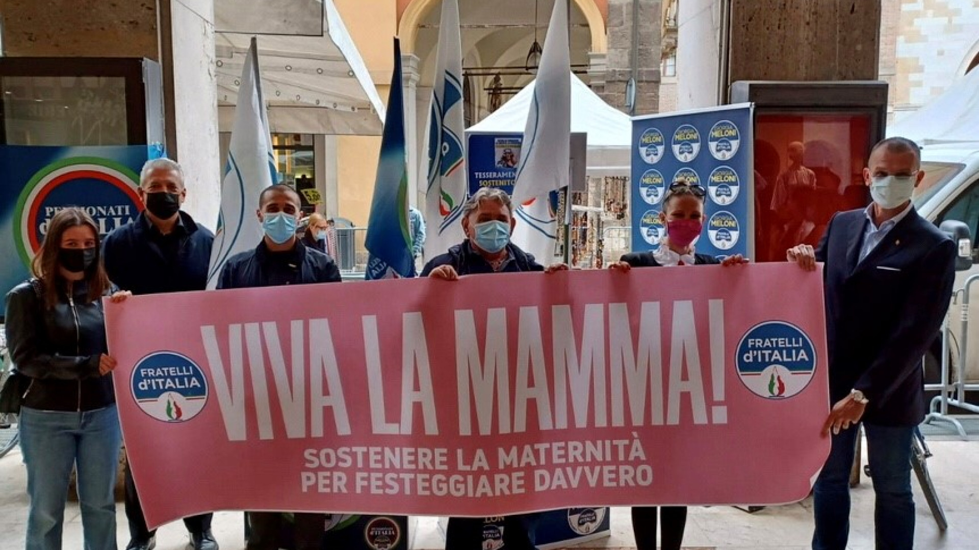 Festa della mamma, Fratelli d’Italia in piazza: “Sostenere la maternità”
