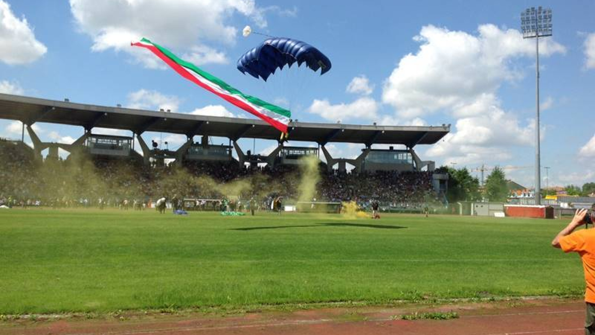 Alpini parà, stadio gremito. Un infortunio nell'atterraggio