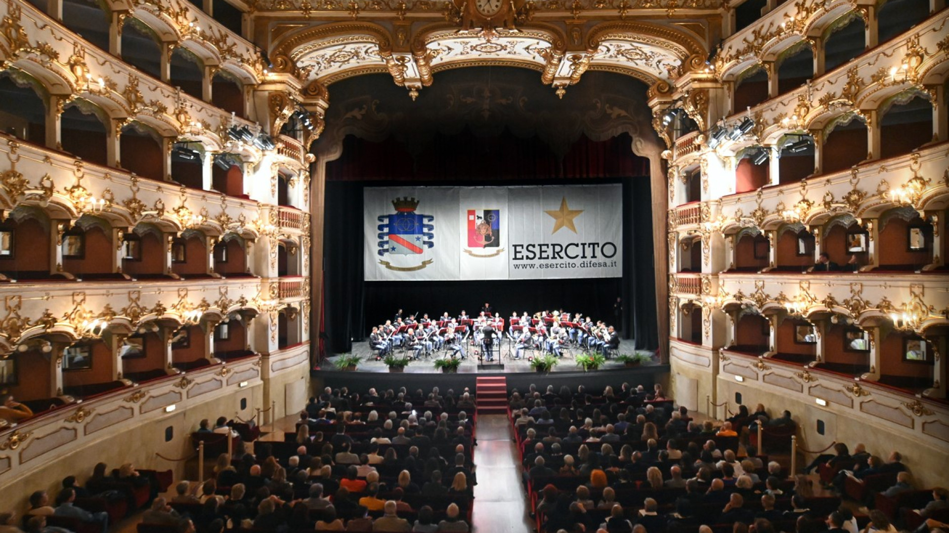 La banda Tramat incanta il Municipale. Il ricavato della serata alla Casa di Iris