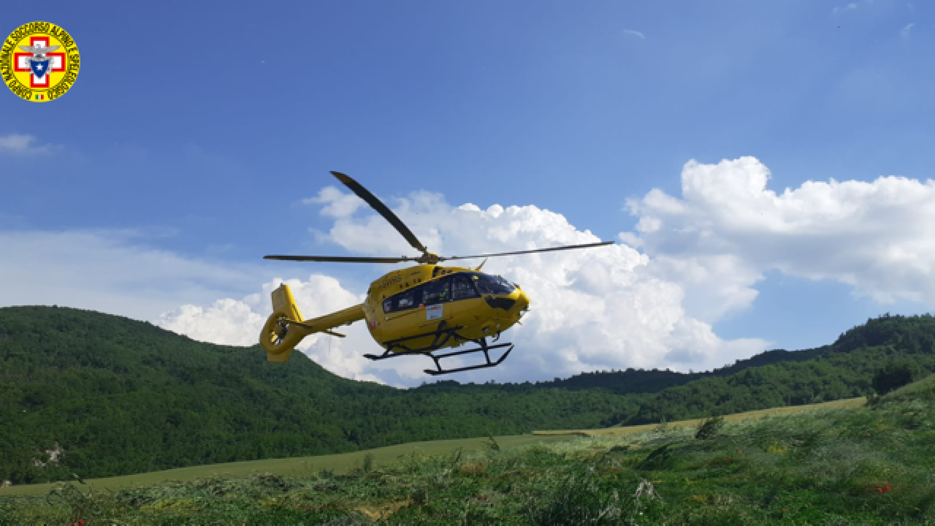 Trattore si ribalta nel bosco a Pecorara: trauma cranico e gamba rotta per il guidatore